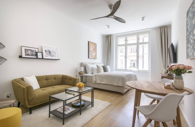 Charming Designer Apartment by the River, FREE breakfast