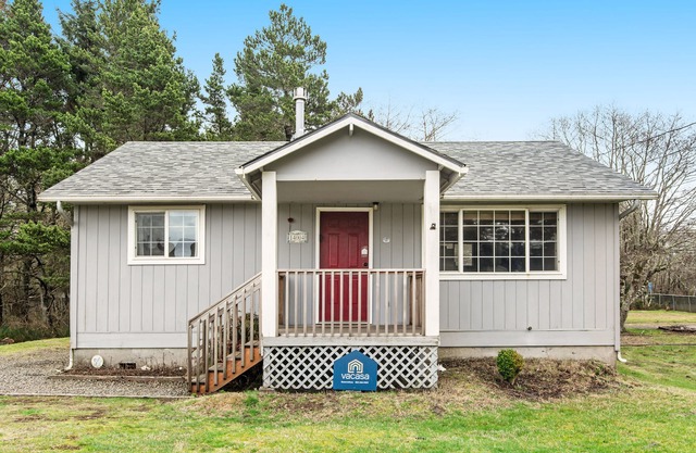 Charming, dog-friendly beach cabin w/ a full kitchen & great location!