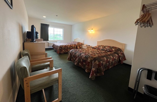 Charming Double Queen Suite in Heart of Red Bud