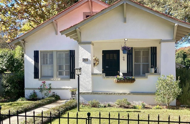 Charming downtown Aiken cottage close to restaurants and equestrian events!