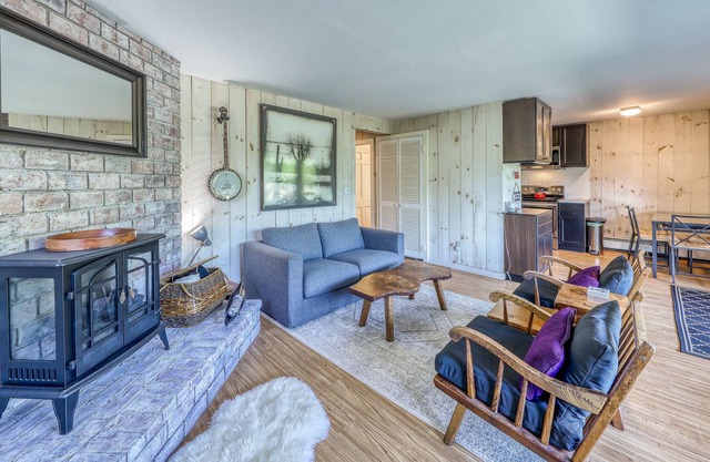 Charming duplex with breathtaking forest and nature views!