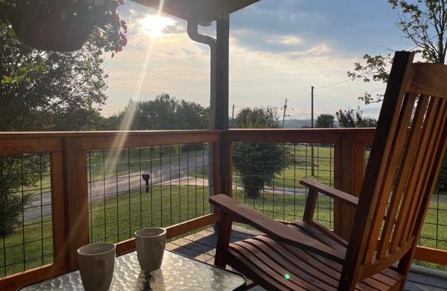 Charming Family Lakeview Cottage 3 min to lake