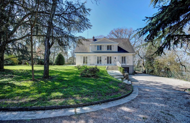 Charming family villa, 6 bedrooms, wooded grounds, ideally located!