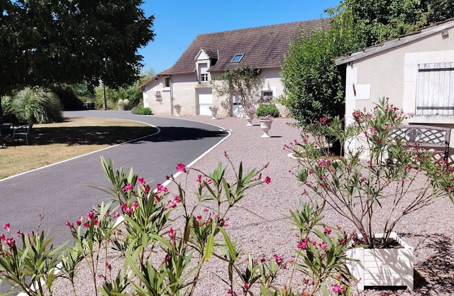 Charming Farmhouse Near Château de Valençay & Zoo de Beauval with Panoramic Views and Family Amenities