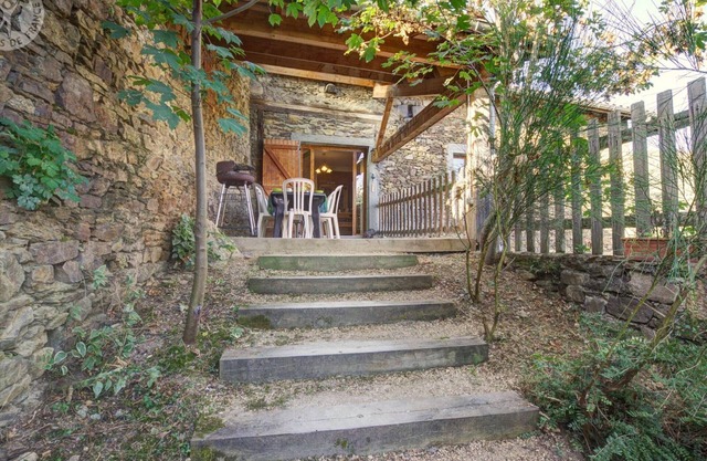 Charming 3-Bedroom Cottage with Fireplace, Near St-Etienne & Outdoor Activities