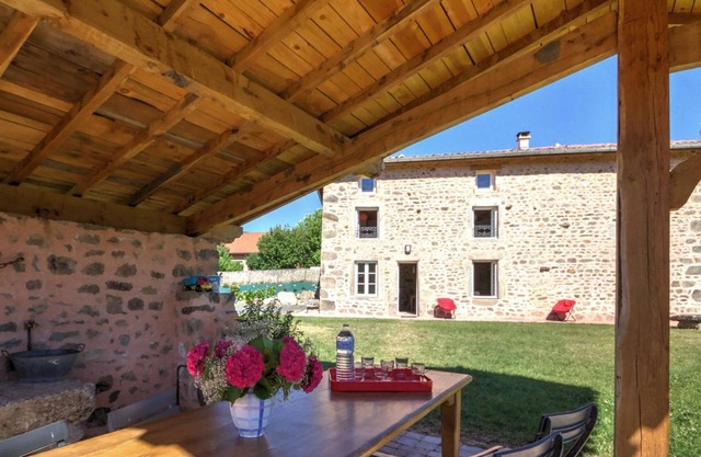 Charming Cottage with Fireplace, BBQ, and Outdoor Activities near Chalmazel Ski Resort