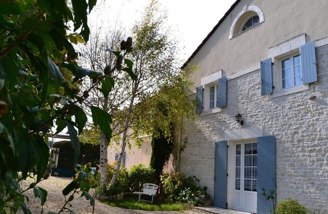 Charming Riverside Cottage with Garden, Terrace & Outdoor Activities in Saint-Genis-d'Hiersac