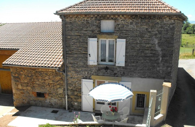 Charming Cottage with Terrace, Internet, and Access to Loire River Walks