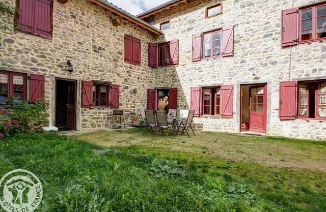Charming Gîte in Calm Hamlet: Fireplace, Internet, Near Skiing, Accessible, Private Garden