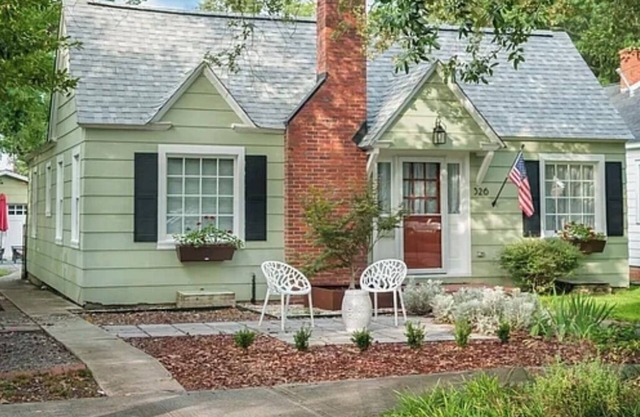 Charming Georgetown bungalow within walking distance to downtown & boat access