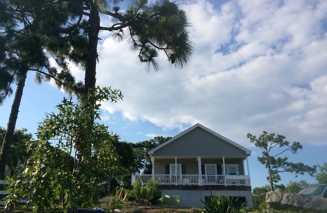 Charming Getaway 3 miles to Carolina Beach & State Park, Close to Restaurants