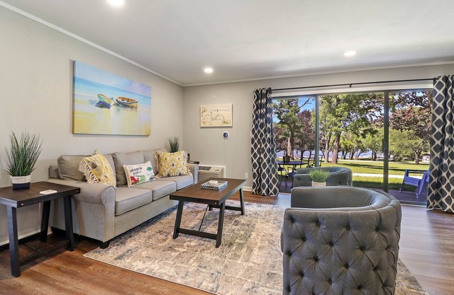 Charming getaway with panoramic lake views. 5 minutes from downtown Lake Geneva.