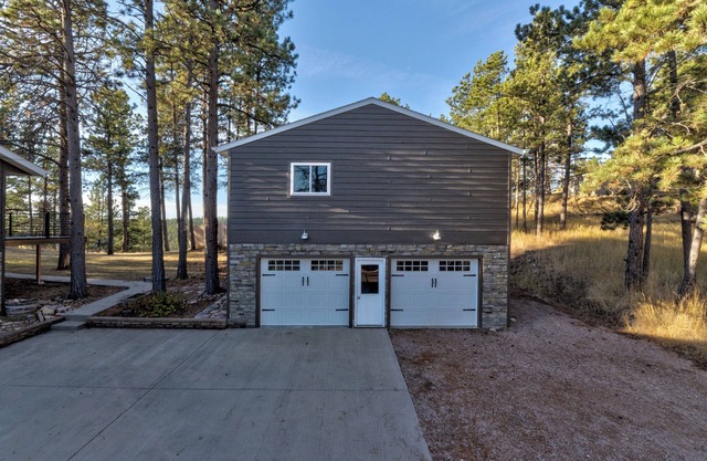 Charming Guest House by Black Hawk