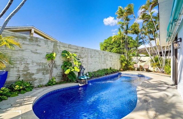 Charming Hawaii Kai home with private pool