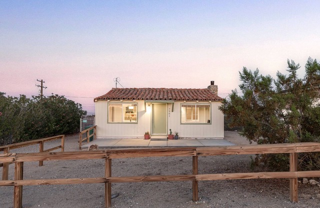 Charming historic adobe home 5 minutes from Joshua Tree National Park!