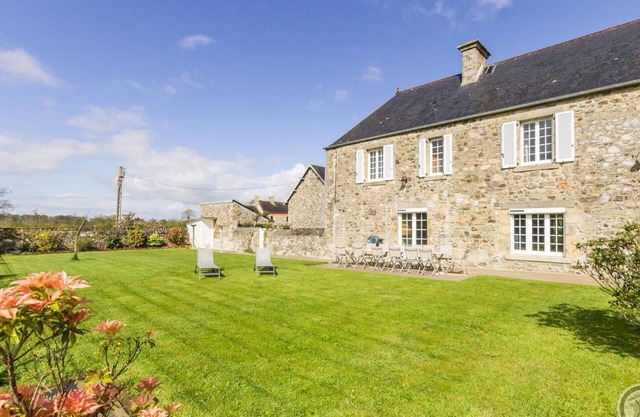 Charming Historic Farmhouse near Beaches, Private Garden, and Modern Amenities