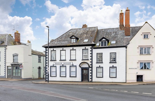 Charming Historic Stay | Cosy Flat with parking!