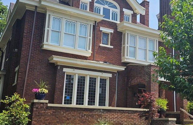 Charming Historic Retreat in the heart of Old Town East - Walk to Downtown.