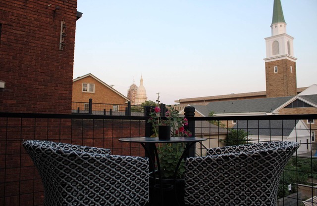 Charming historical loft in Downtown Lansing with Capitol views & cozy vibes !