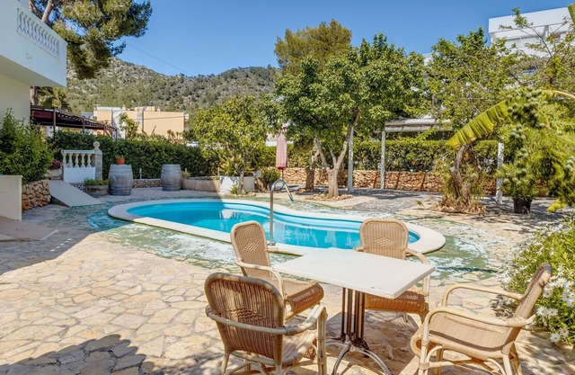 Charming Holiday Apartment "La Cabanya 2D" with Shared Pool, Terrace & Wi-Fi