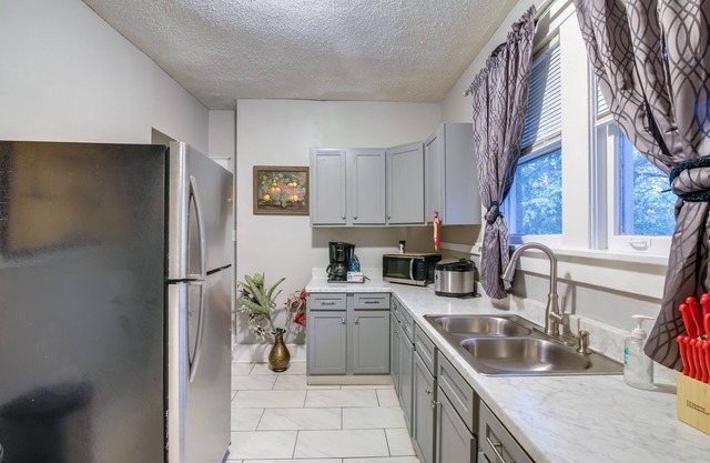 Charming Home: 2 Mi to Downtown Memphis & Zoo