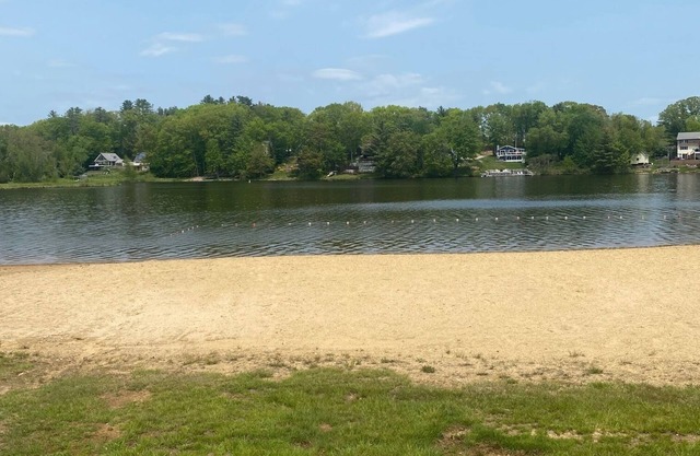 Charming home in Locke Lake community with beach/pool/tennis/golf!