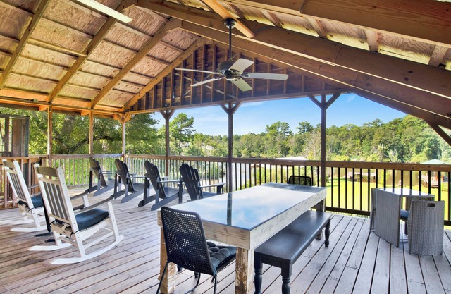 Charming Home on Fish River - Perfect for your Family!