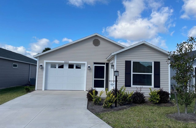 Charming home w/spacious kitchen, water view, enclosed lanai, & Pet Friendly