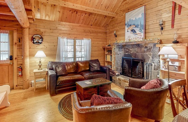 Charming home with a fireplace, large yard & firepit - near Stratton/Mount Snow