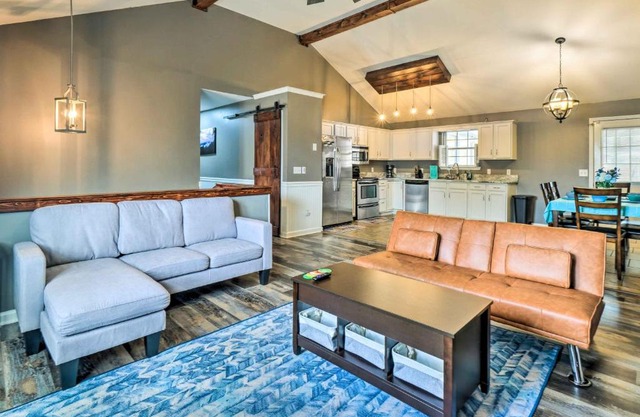 Charming Home with Pool Less Than 10 Mi to Chattanooga!