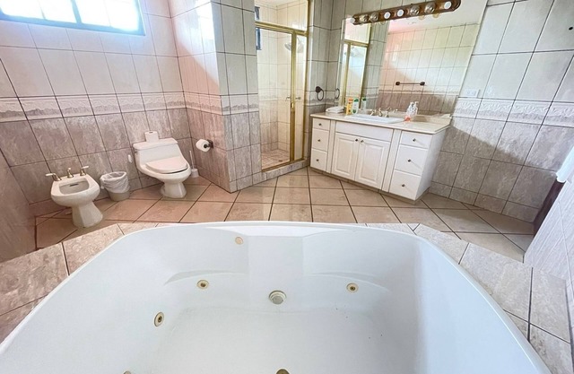 Charming hotel in beautiful San Pedro Sula with AC, WiFi