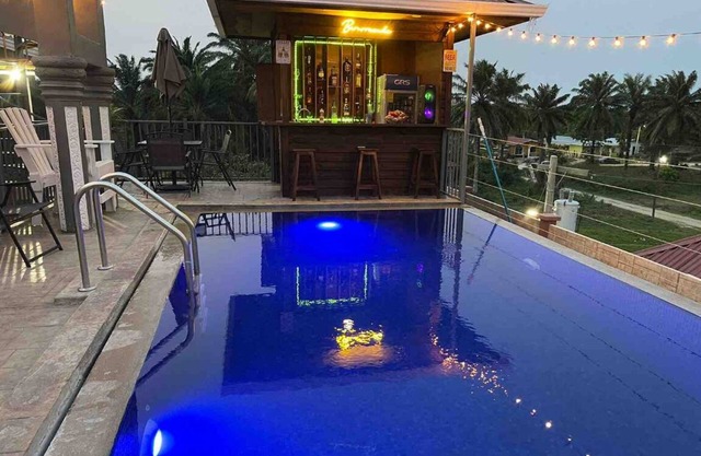 Charming hotel with 2 bedrooms and WiFi, AC in Tela