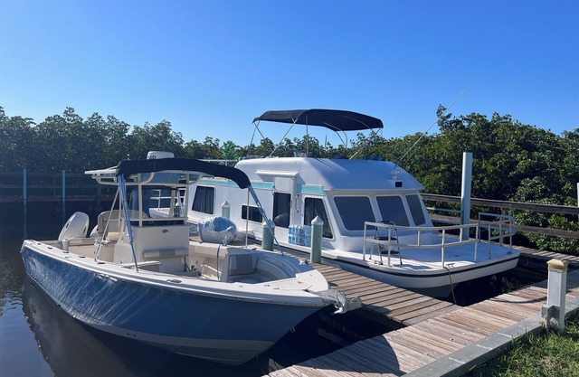 Charming house boat in serene Palmetto.
