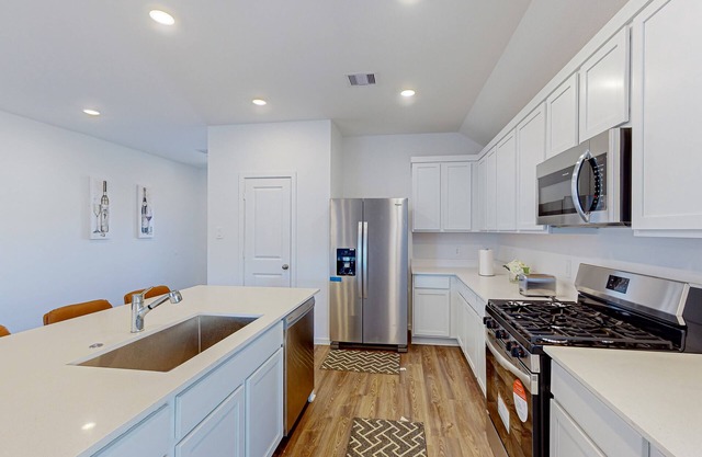 Charming house close to Lake Conroe with full kitchen, backyard & fitness room