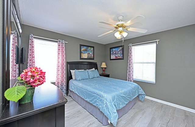 Charming house in serene Davenport with AC/New Floor/New Bathrooms/New Kitchen