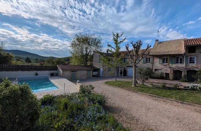 Charming house - Swimming pool - 7 beds - 11 travellers - Pets OK - Cluny