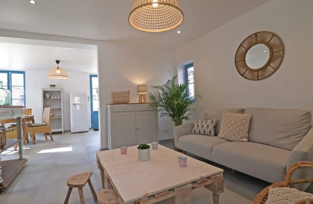 Charming House with Enclosed Garden, Kid's Play Area, and Electric Car Charging - Central Location