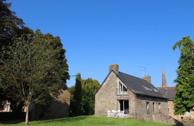 Charming House with Garden, Fireplace, Near Mont Saint-Michel, Sleeps 12