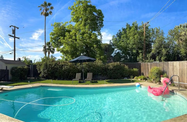 Charming house with Pool, AC, Heater and WiFi in beautiful Bakersfield