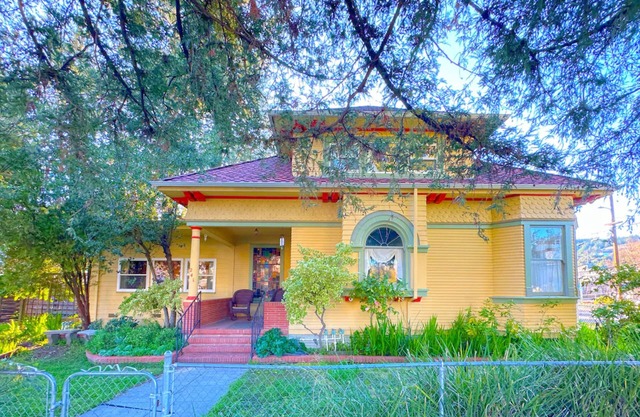 Charming house with full kitchen & w/d, great location & dog-friendly