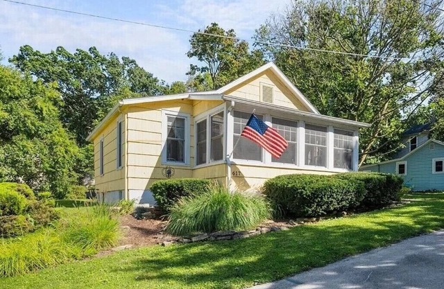 Charming Lakeside Cottage
