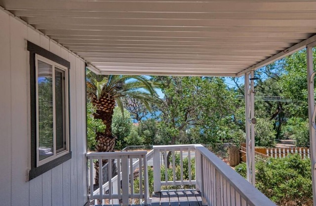 Charming Lake View house with WiFi, AC in tranquil Clearlake Oaks