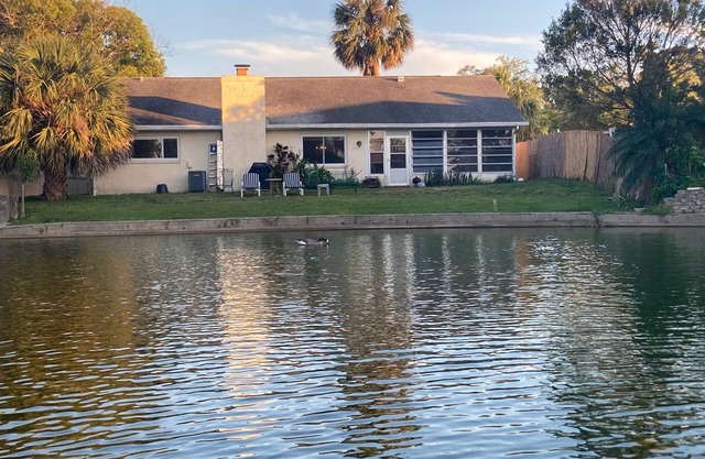 Charming Lakefront 2-bedroom house with WiFi, AC in quaint New Port Richey