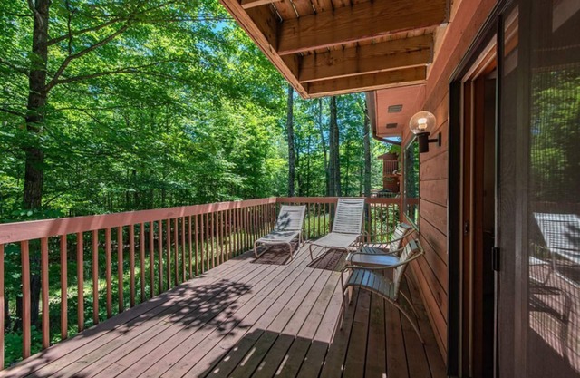 Charming Lakefront 2BR Condo: Fireplace & Balcony at The Rushes