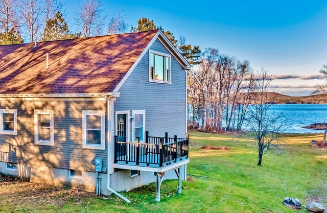 Charming lakefront apartment with balcony, full kitchen, & washer/dryer