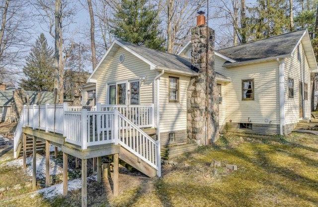 Charming Lakefront Cottage