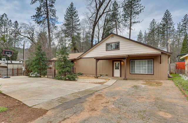 Charming Lakehead Cabin: Walk to Shasta Lake!