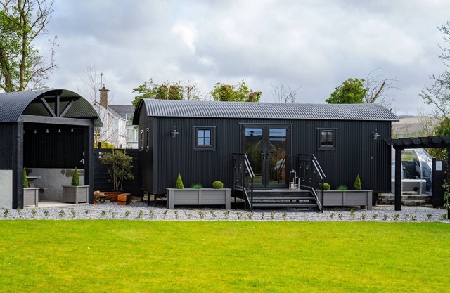 Charming Lodge in Limavady, Sleeps 5 with Parking
