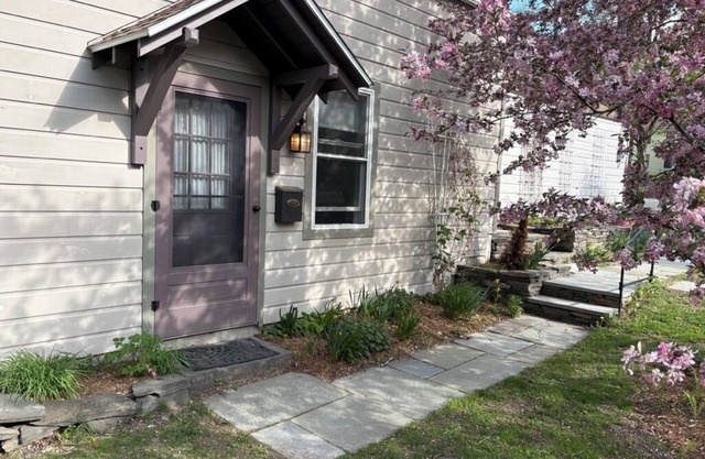 Charming loft cottage in tranquil Germantown with WiFi, AC