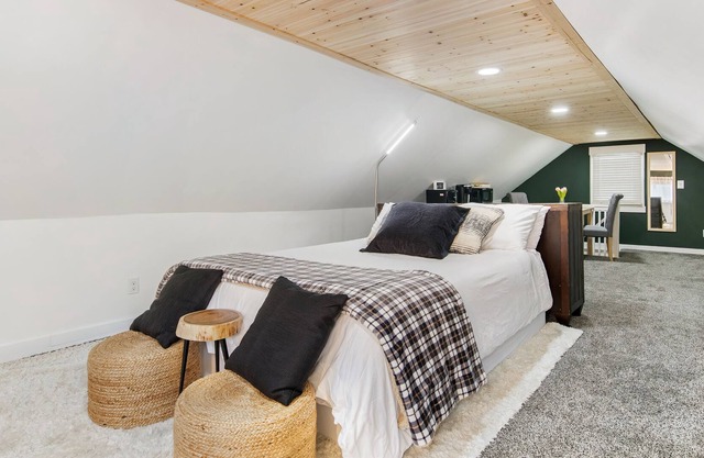 Charming Loft Studio near John Deere & Vibrant Arena!